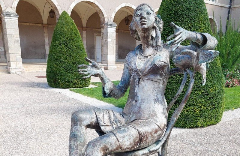 Beaune bezoeken in frankrijk omgeving aux rives du soleil beeldhouwwerk in de binnentuin van het htel dieu