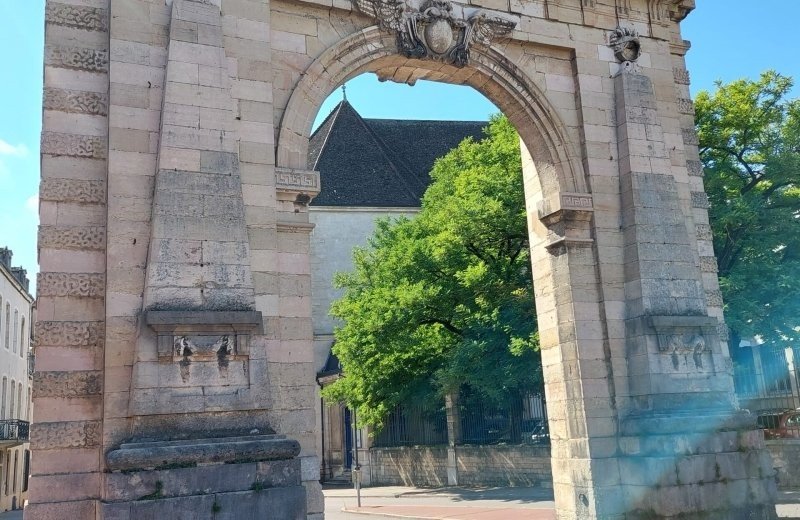 Beaune bezoeken in frankrijk omgeving aux rives du soleil porte saint nicolas