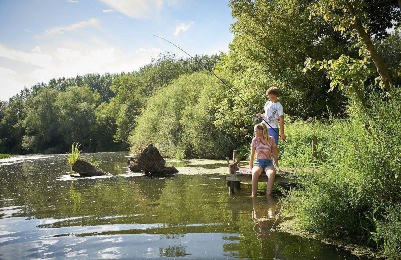 Campingplatz an einem fluss in frankreich angelplatz