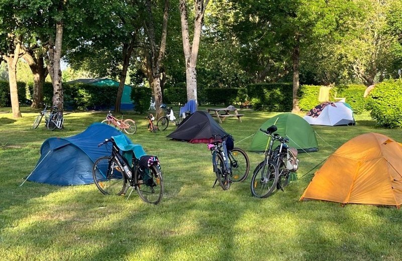 Fietsen in frankrijk over la voie bleue vlakbij camping aux rives du soleil