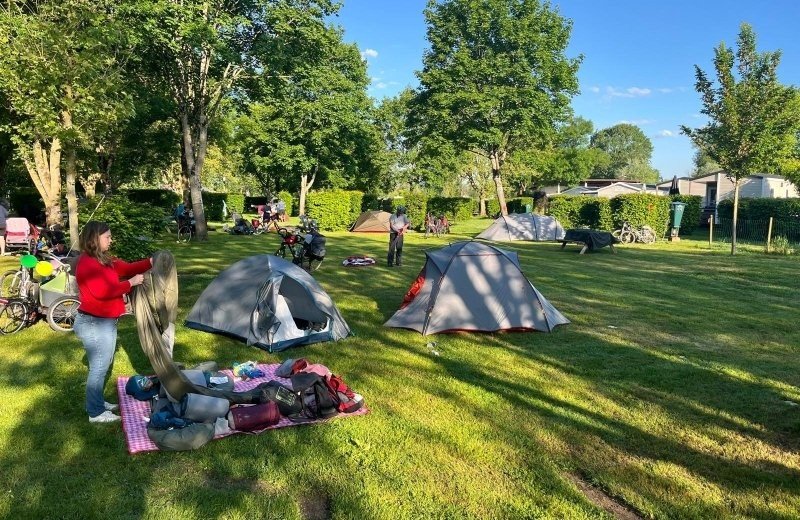 Speciale fietsersplaatsen overnachten met fiets in frankrijk op camping aux rives du soleil