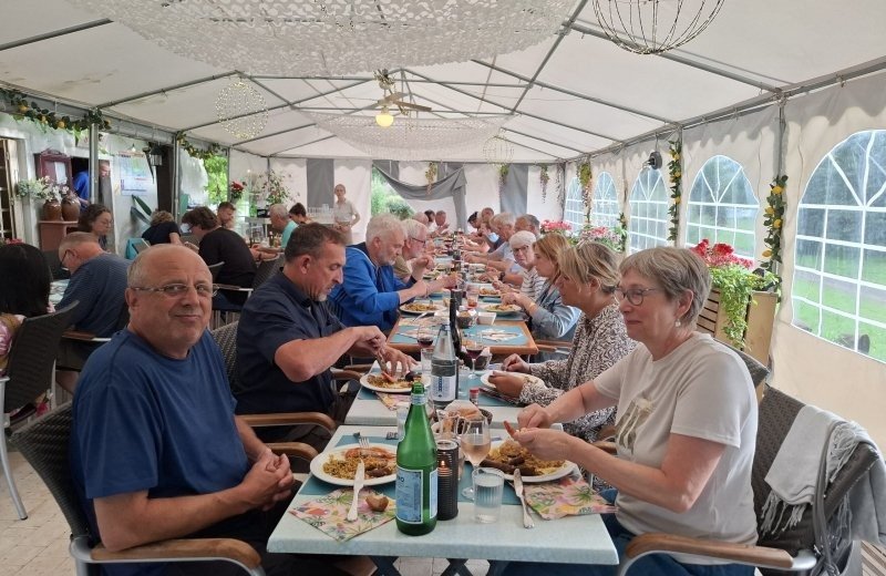 Thema avond paella bij restaurant bouilloux op aux rives du soleil camping 5