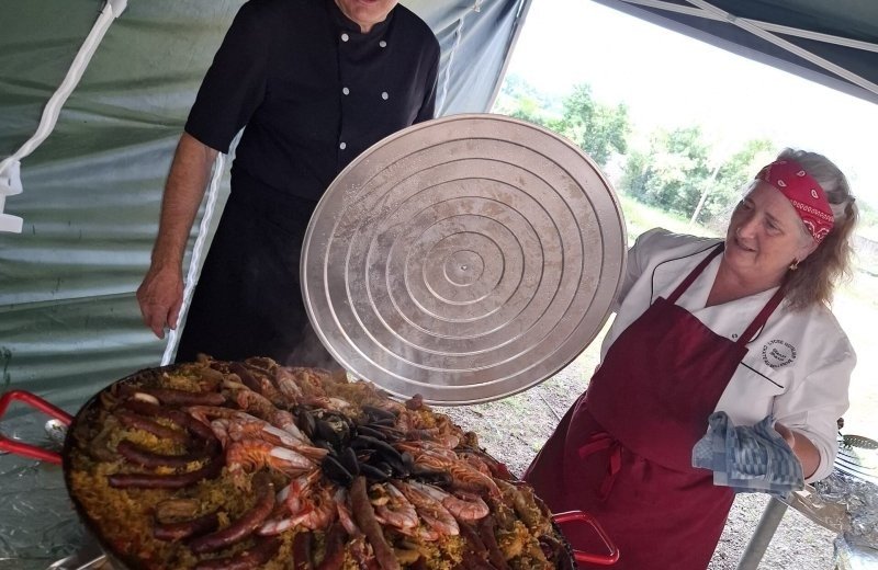 Thema avond paella bij restaurant bouilloux op aux rives du soleil camping 7